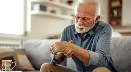 Man with pain in wrist. | Newsreel