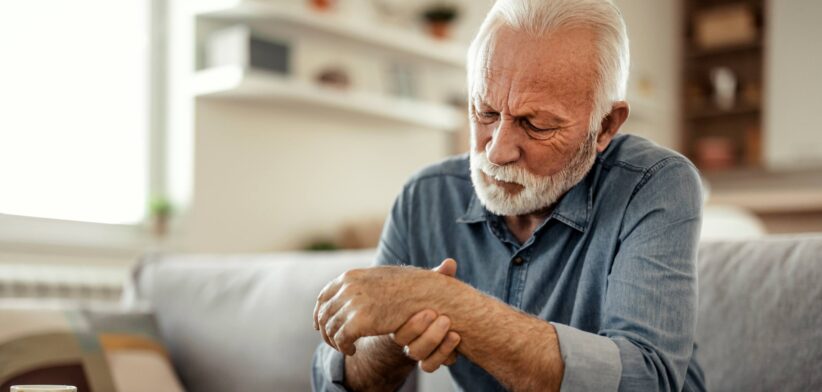 Man with pain in wrist. | Newsreel