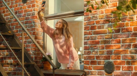 Telcos reluctant to help customers in financial crisis