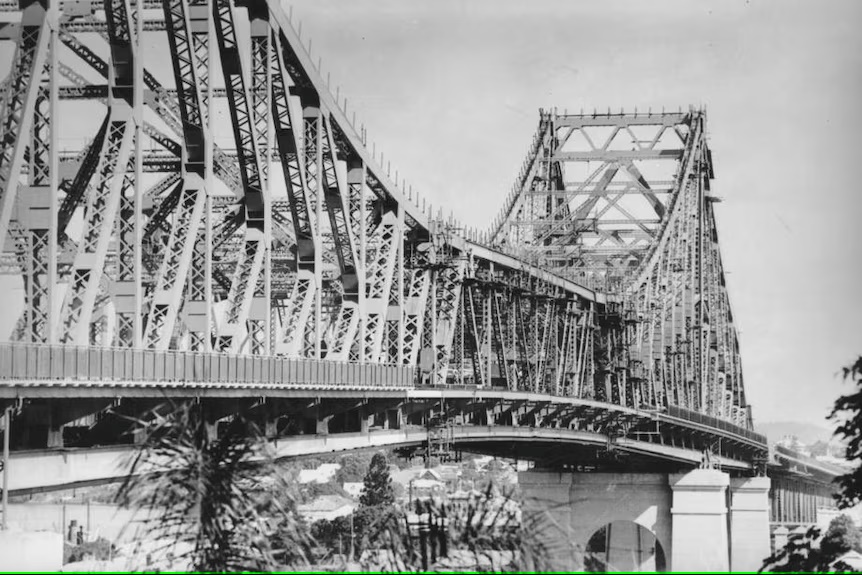 Story Bridge nearing completion 1940