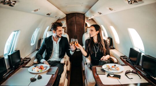 Couple in private jet. | Newsreel