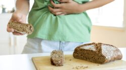 Women with sore stomach after eating bread. | Newsreel