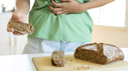 Women with sore stomach after eating bread. | Newsreel
