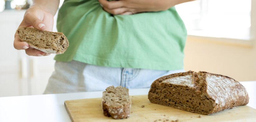 Women with sore stomach after eating bread. | Newsreel