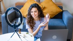 Influencer making content. | Newsreel