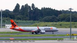 Jetstar plane. | Newsreel