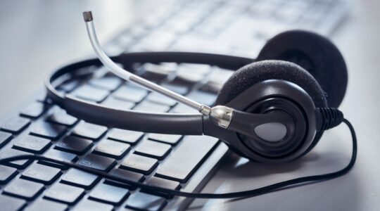 Headset. | Newsreel