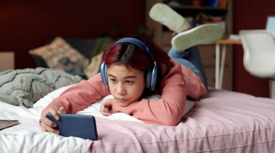Child watching YouTube. | Newsreel