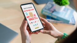 Online sale on mobile phone. | Newsreel