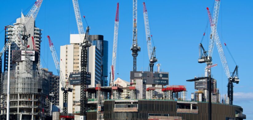Cranes above Brisbane. | Newsreel