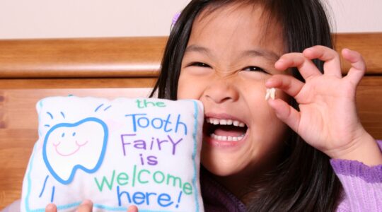 Child with tooth for tooth fairy. | Newsreel