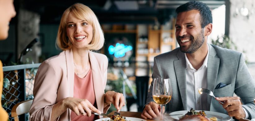 People at a restaurant. | Newsreel