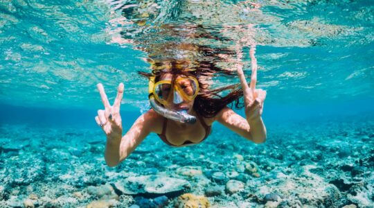 Woman snorkelling in Australia. | Newsreel