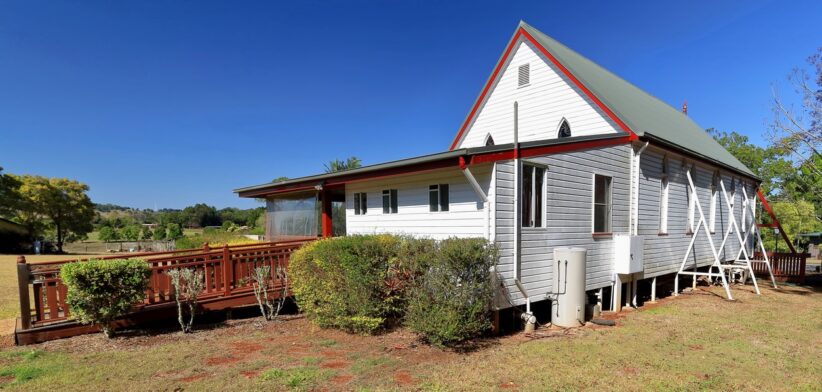 House in the country.| Newsreel