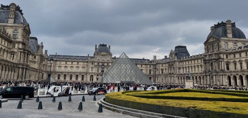 Louvre, Paris. | Newsreel