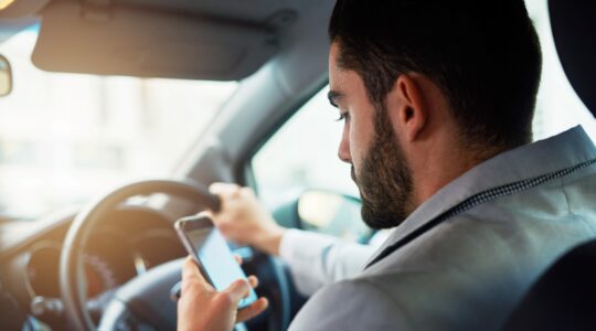 Confident Aussies want to use mobile phones while driving