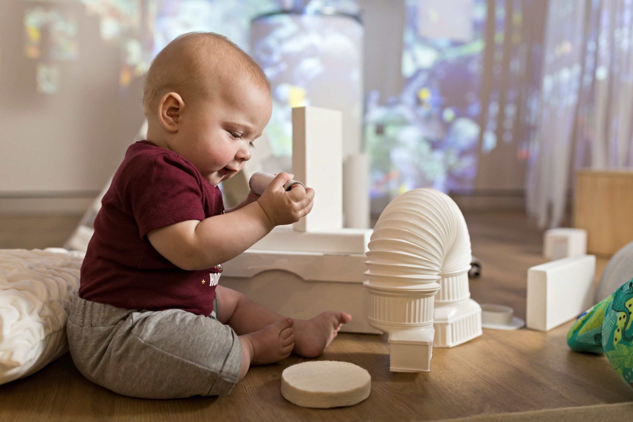 Baby_playing_cardboard_B