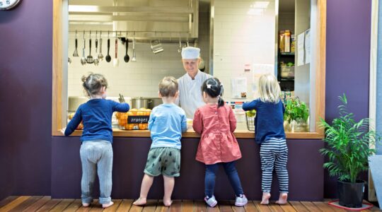 Food_Chef_kids_interacting_D
