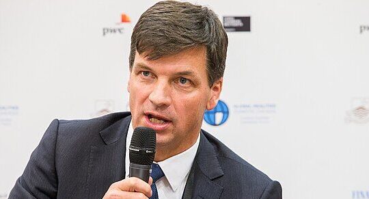 Angus_Taylor_speaking_at_the_Crawford_Forum_2015