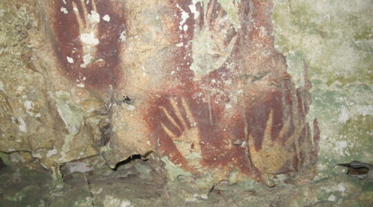 Cave art unlocks secrets of early Australian settlement