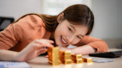 The price of gold and silver is volatile - Newsreel