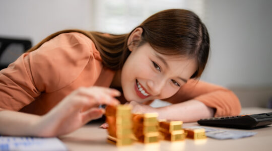 The price of gold and silver is volatile - Newsreel