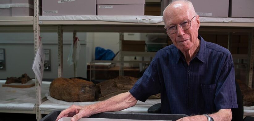 sci-prof-runnegar-fossil-1080