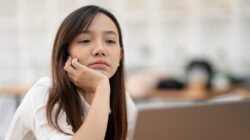 Employees sit and work stressed, work hard, feel bored and dizzy from work, and make mistakes.