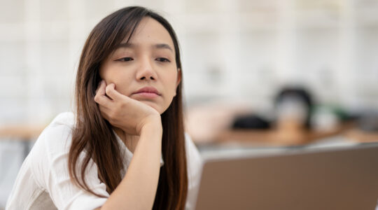 Employees sit and work stressed, work hard, feel bored and dizzy from work, and make mistakes.