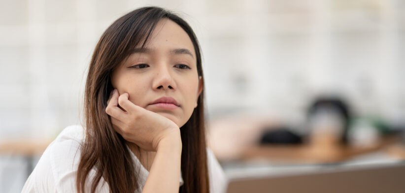 Employees sit and work stressed, work hard, feel bored and dizzy from work, and make mistakes.