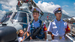 Armed soldiers on Jinam (number 152) missile destroyer visited Hong Kong and was opened to the public.