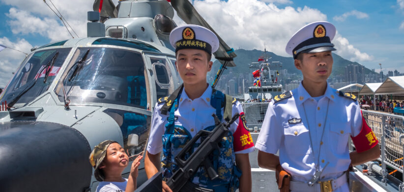 Armed soldiers on Jinam (number 152) missile destroyer visited Hong Kong and was opened to the public.