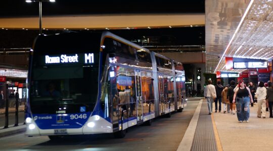 M1 leaving with people on platform